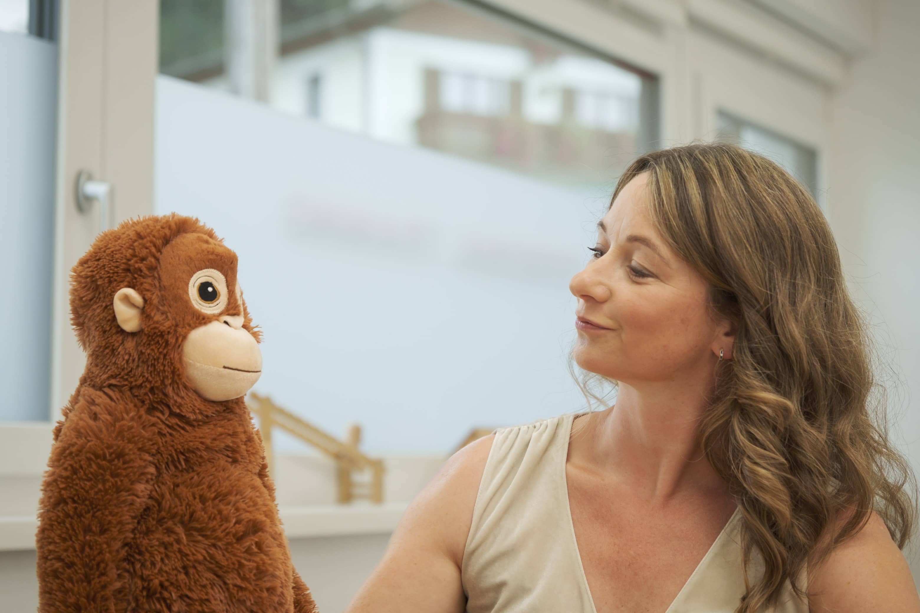 Frau Bachleitner mit Kinderspielzeug zur Sprachanimation